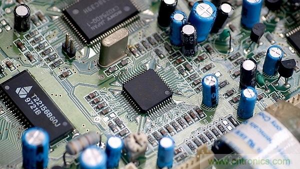 如何通過元件擺放來改善電路板的EMI？