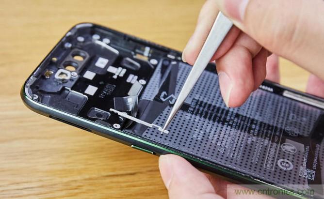 拆解黑鯊手機(jī)：多級(jí)直觸一體式液冷系統(tǒng)有什么門(mén)道？