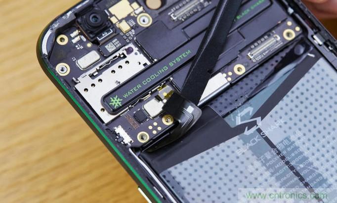 拆解黑鯊手機(jī)：多級(jí)直觸一體式液冷系統(tǒng)有什么門(mén)道？