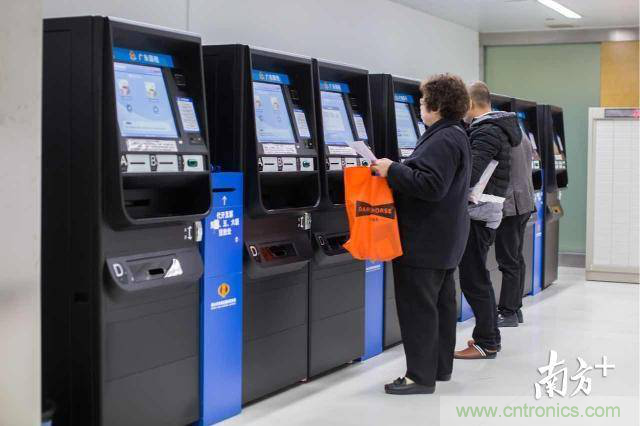 探路政務(wù)辦事柜臺(tái)&ldquo;無人化&rdquo;，引領(lǐng)&ldquo;互聯(lián)網(wǎng)+政務(wù)&rdquo;革新