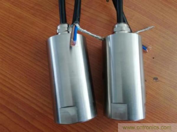 振動(dòng)傳感器的機(jī)電變換原理？主要的分類(lèi)有哪些？