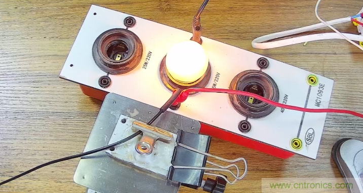 電燈泡內(nèi)通有交流電，為什么看不到燈泡在閃爍？