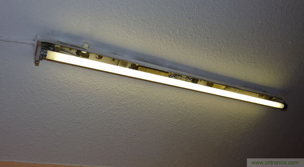 電燈泡內(nèi)通有交流電，為什么看不到燈泡在閃爍？