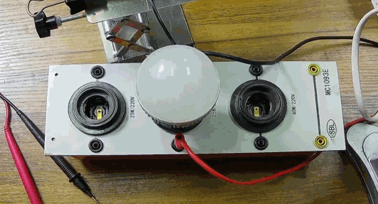 電燈泡內(nèi)通有交流電，為什么看不到燈泡在閃爍？