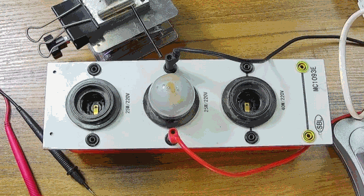 電燈泡內(nèi)通有交流電，為什么看不到燈泡在閃爍？