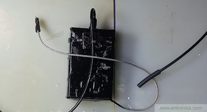 電燈泡內(nèi)通有交流電，為什么看不到燈泡在閃爍？