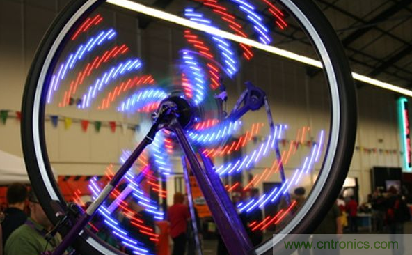 電燈泡內(nèi)通有交流電，為什么看不到燈泡在閃爍？