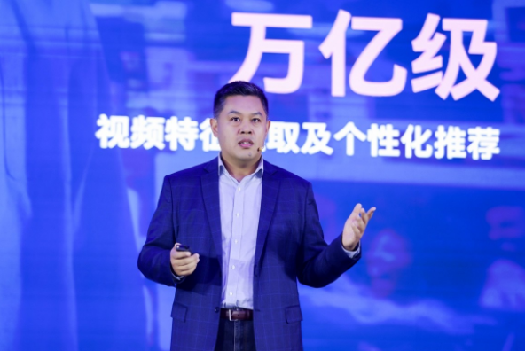 數(shù)據(jù)洪流下的算力突圍：英特爾以生態(tài)之力破局AI規(guī)?；? width=