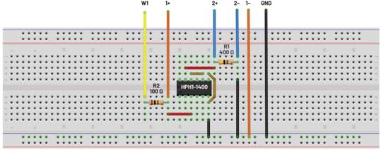   材料  ? ADALM2000主動學(xué)習(xí)模塊 ? 無焊試驗(yàn)板和跳線套件 ? 一臺HPH1-1400L 6繞組變壓器 ? 一臺HPH1-0190L 6繞組變壓器 ? 兩個100 Ω電阻  說明  在無焊試驗(yàn)板上構(gòu)建圖2所示的電路。需要使用此設(shè)置來測量初級/次級匝數(shù)比為1:1的三種不同配置下，兩個變壓器型號各自的頻率響應(yīng)。兩個紅色箭頭表示在初級和次級使用同一個線圈的配置中連接源電阻和負(fù)載電阻的位置。藍(lán)色箭頭對應(yīng)的是在初級和次級使用兩個串聯(lián)線圈的配置。綠色箭頭對應(yīng)的是在初級和次級使用三個串聯(lián)線圈的配置。